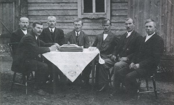 Heikkilan talon pihamalla